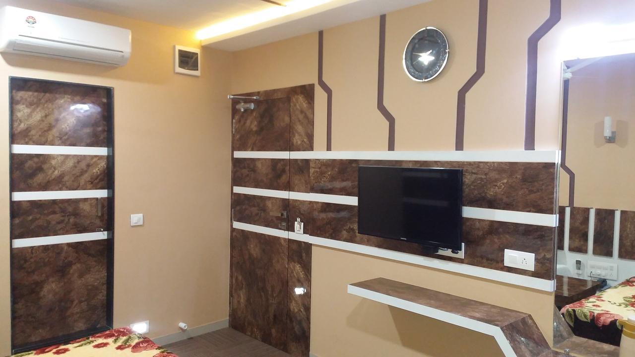 Hotel Decent Surat Exterior foto
